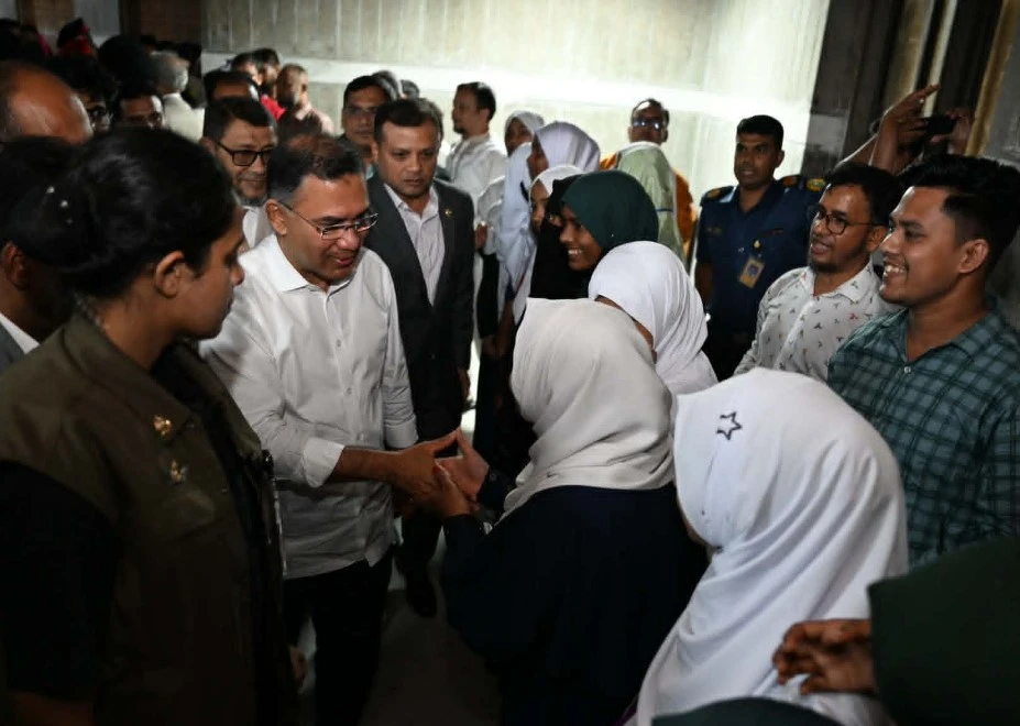 জাতীয় সংসদে শিক্ষা সফর: প্রধানমন্ত্রীর সঙ্গে শুভেচ্ছা বিনিময়ে উচ্ছ্বসিত শিক্ষার্থীরা